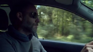 adam arabasını kullanıyor