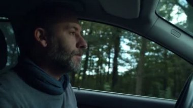 adam arabasını kullanıyor