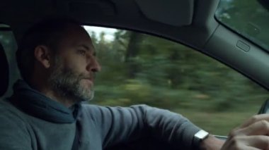 adam arabasını kullanıyor