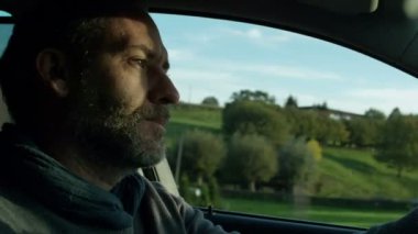 adam arabasını kullanıyor