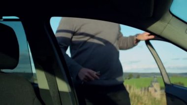 adam arabasını kullanıyor