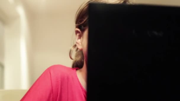 Молода дівчина розмовляє з батьком через інтернет чат — стокове відео