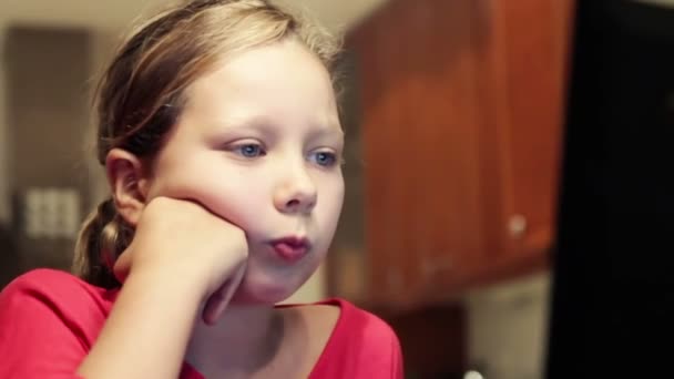 Ένα νεαρό κορίτσι να μιλήσω με τον πατέρα μέσω internet chat — Αρχείο Βίντεο
