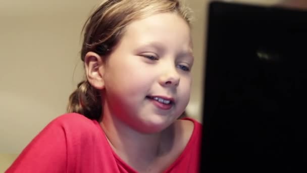 一个年轻的女孩跟她的父亲通过互联网聊天 — 图库视频影像