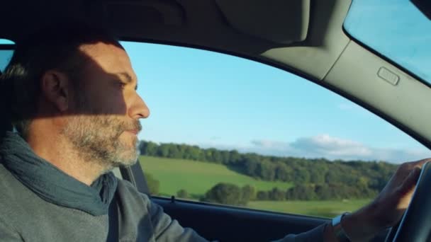 Мужчина водит свою машину — стоковое видео