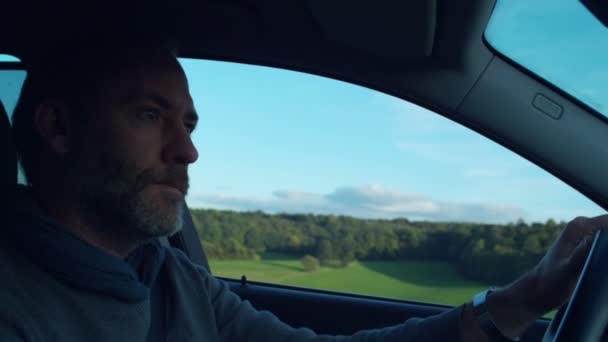 El hombre conduce su coche — Vídeos de Stock