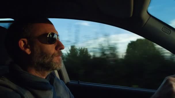 Az ember vezeti a kocsiját — Stock videók