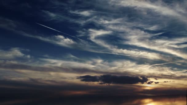 Проміжок часу кліп білих пухнастих хмар над блакитним небом — стокове відео