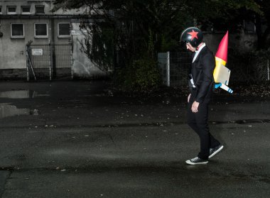 kask ve roket sırt ile sıkılmış adam