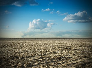 alan üzerinde mavi gökyüzü ve bulutlar bahar