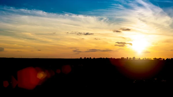 Zonsondergang over het veld — Stockfoto