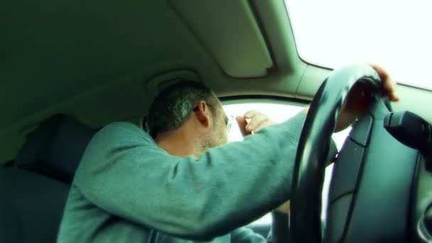 Στο εσωτερικό του αυτοκινήτου, ένα ώριμο άτομο για οδήγηση σε μια καλοκαιρινή μέρα — Αρχείο Βίντεο