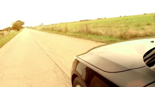 Fekete autó az úton — Stock videók