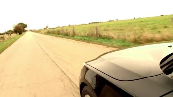 Carro preto na estrada — Vídeo de Stock