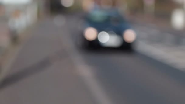 Zwarte auto beweegt op de weg — Stockvideo