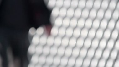 Şoför tarafındaki araç biniyorlar adam