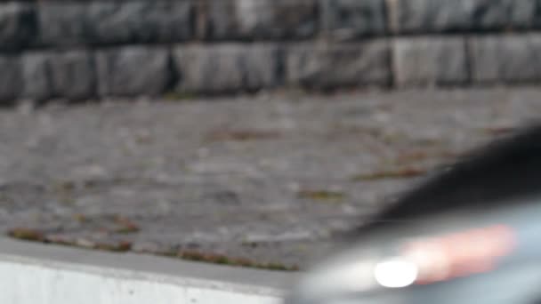 Voiture noire se déplace sur la route 