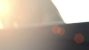 Şoför tarafındaki araç biniyorlar adam