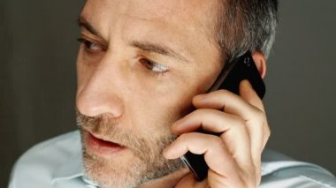 Cep telefonlu iş adamı