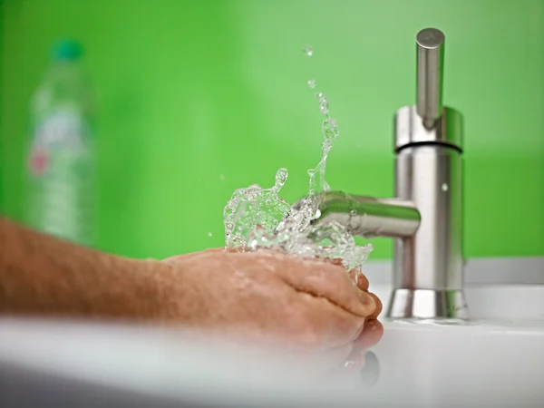 La captura de agua dulce con la mano —  Fotos de Stock