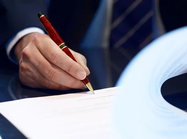 Κοντινό πλάνο του επιχειρηματία, υπογράφοντας συμβόλαιο. — Φωτογραφία Αρχείου