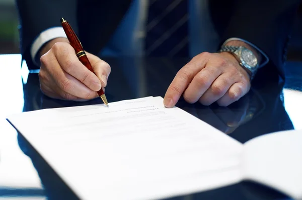 Close Up Of Empresário Assinando um Contrato. — Fotografia de Stock