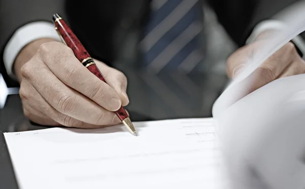 Nahaufnahme eines Geschäftsmannes bei der Vertragsunterzeichnung. — Stockfoto