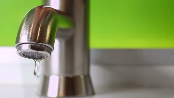 Goutte d'eau de la boucle de robinet qui fuit — Video