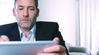 Dizüstü bilgisayarı olan iş adamı