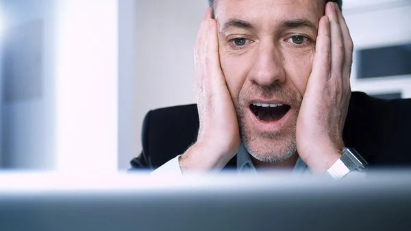 Homem de negócios usando laptop — Fotografia de Stock