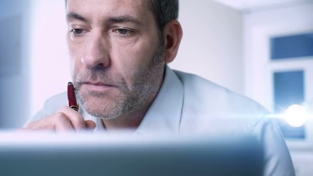 Geschäftsmann mit Laptop — Stockvideo