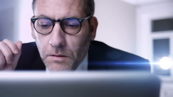 Businessman using laptop — Stock Video