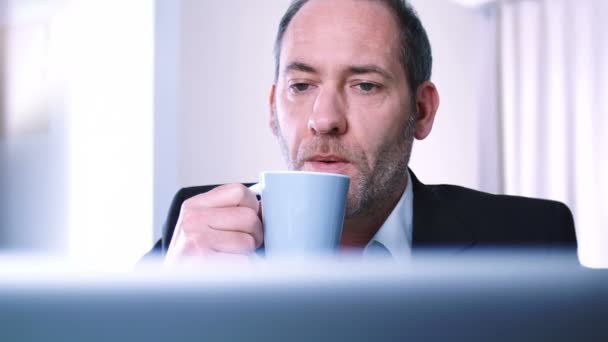 Бізнесмен п'є каву — стокове відео