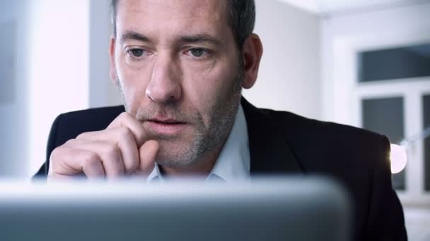 Exultante homem de negócios usando laptop — Vídeo de Stock