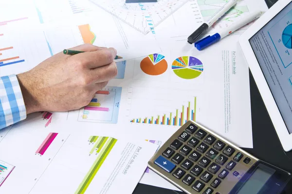 Calculating with business documents — Stock Photo, Image