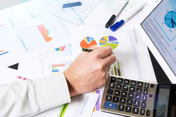 Calculating with business documents — Stock Photo, Image