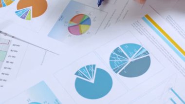 Yatırım çizelgelerini analiz eden işadamı