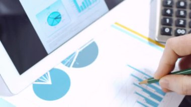 Yatırım çizelgelerini analiz eden işadamı