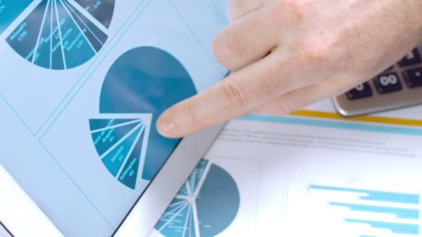 Affärsman som arbetar på tabletten med diagram — Stockvideo