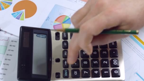 Biznesmen pracujący z dokumentami i kalkulatorem — Wideo stockowe