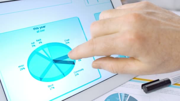 Biznesmen pracy na tablecie z diagramami — Wideo stockowe