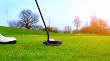 atıcı delik putt batmaya kullanarak golfçü Close-Up