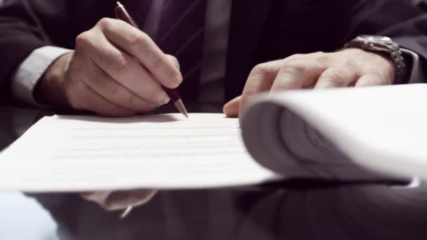 Üzletember aláírja a dokumentumot. — Stock videók
