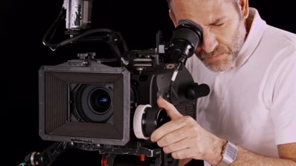 Werken met camera als cameraman — Stockvideo