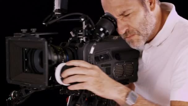 Χειριστής φωτογραφικών μηχανών που εργάζονται με κάμερα — Αρχείο Βίντεο