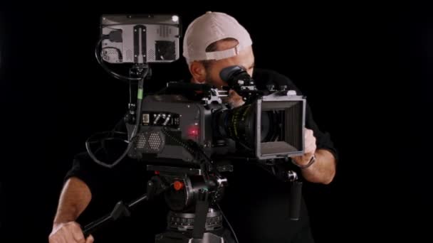 Operador de cámara trabajando con cámara — Vídeo de stock