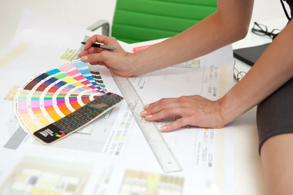 Mano con muestras de patrón de color — Foto de Stock