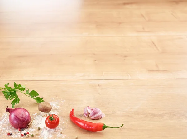 Pimenta, alho, cebola, tomate, cogumelos e farinha — Fotografia de Stock