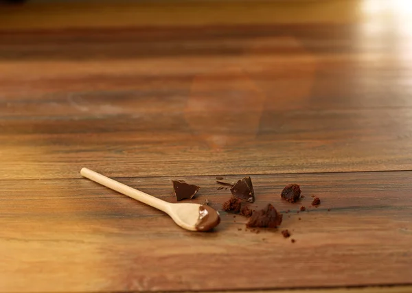 Деревянная ложка с расплавленным шоколадом — стоковое фото