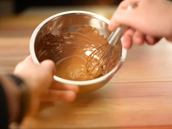 厨师搅拌融化的巧克力放在碗里 — 图库照片